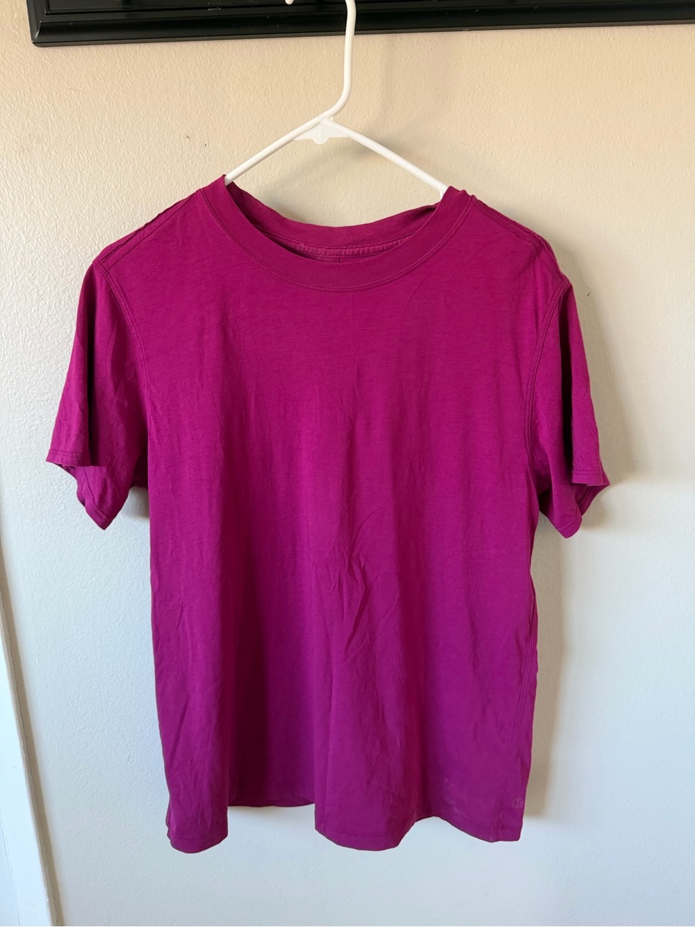 woMen's Crew Neck T-Shirt in Magenta